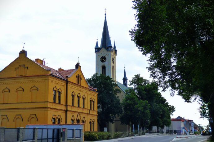 Kostel svatého Cyrila a Metoděje v Nebušicích