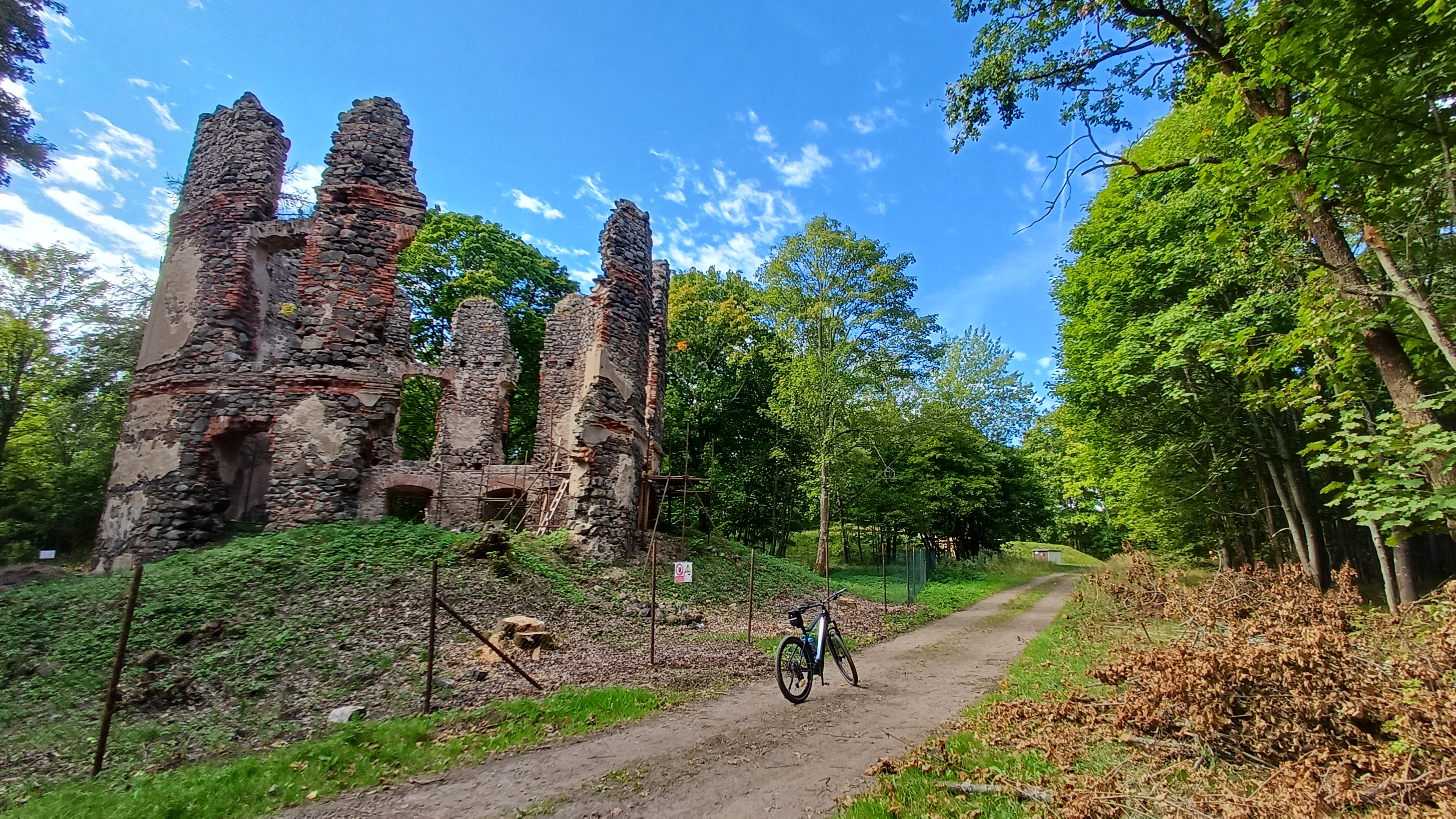 Lovecký zámeček (zřícenina) u Moříčova. Foto: © Láďa Eliáš