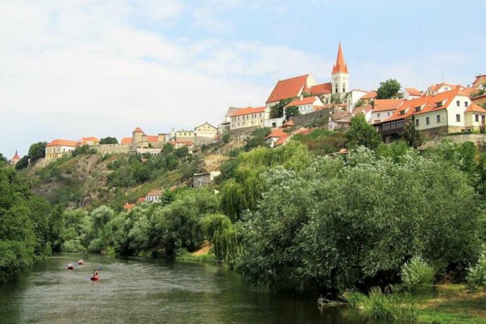Historické srdce a perla jižní Moravy, vinařský ráj s podzemním labyrintem. To vše je Znojmo!