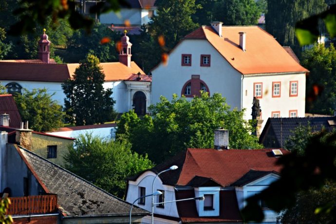 Mimoň