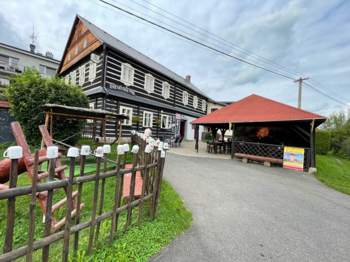 Dřevěnka Bozkov - stylová restaurace a penzion, ale také kulturní památka. Foto: © Michael Kolář