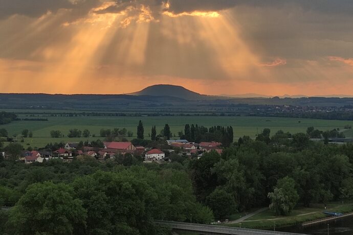 Hora Říp z mělnické vyhlídky Na soutoku. Foto: ©Stáňa Strnadová