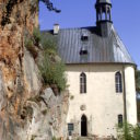 Zbytky hradu Vranov nad údolím Jizery nad obcí Malá Skála