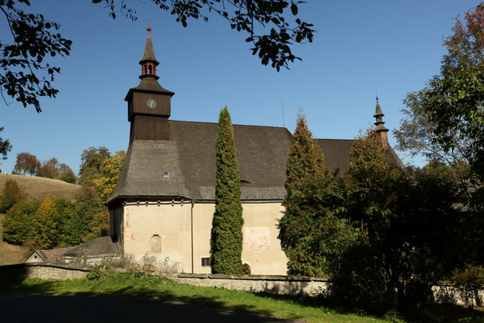 Kostel Nejsvětější Trojice v Klášterci nad Orlicí s malbami údajných čertů na fasádě