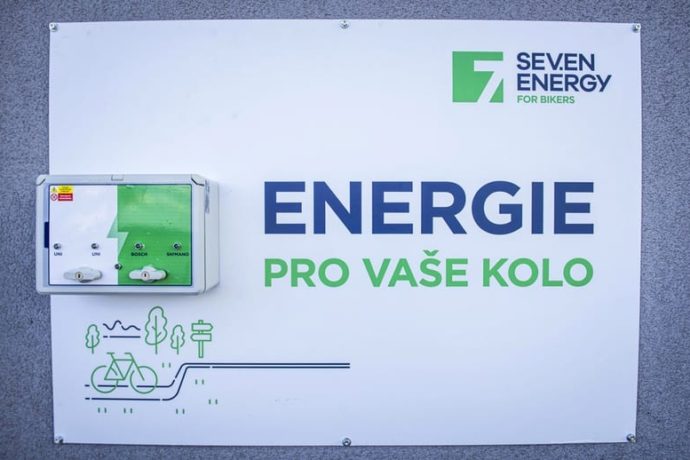 Krušnohorská magistrála se plní nabíječkami na elektrokola