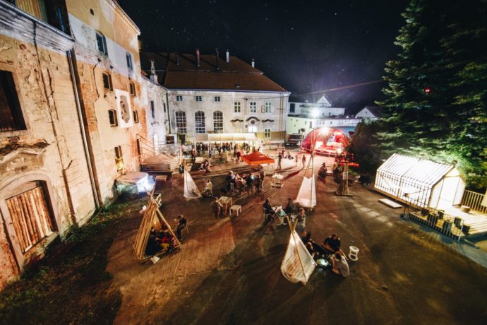 Multižánrový festival Deziluze rozpohybuje areál pivovaru Herold v Březnici