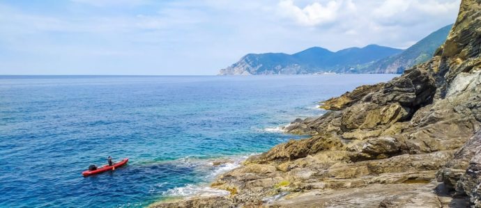 Pobřeží v Národním parku Cinque Terre. Národní park okolo pěti historických rybářských vesnic byl vyhlášen v roce 1999 a rozkládá se na území 38,6 km2