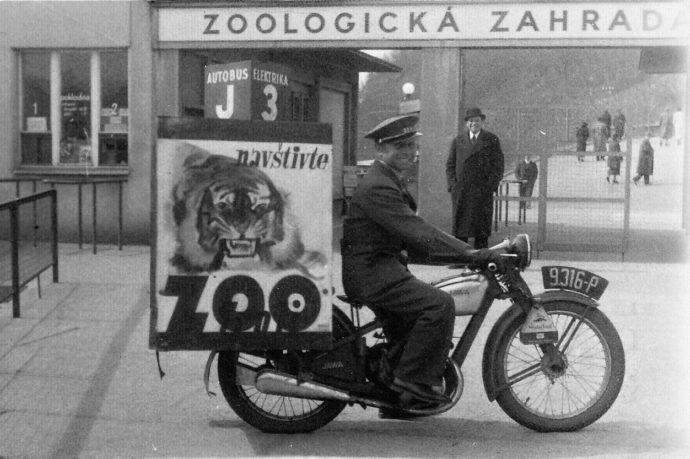 Na oslavách 90. výročí otevření Zoo Praha nebudou chybět ani historické motocykly s dobovou reklamou. Zdroj: © archiv Zoo Praha