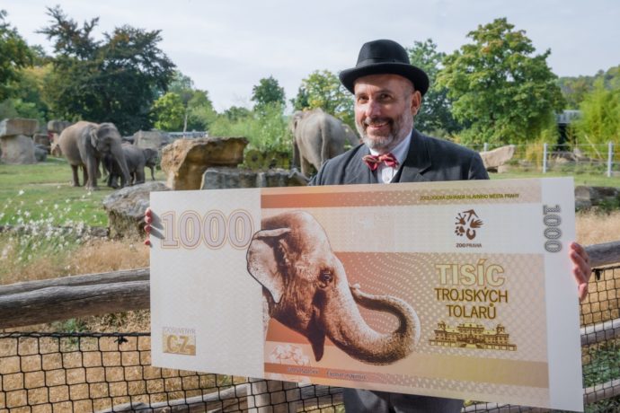  Zoo Praha představila v rámci oslav speciální sérii Trojských tolarů zpracovanou Státní tiskárnou cenin. Na fotografii ředitel Zoo Praha Miroslav Bobek s „bankovkou“ s vyobrazením slona indického. Autor: Petr Hamerník, Zoo Praha 