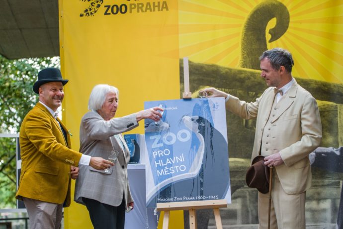 Na e-shopu Zoo Praha i v kamenných obchodech je už nyní k dostání kniha mapující historii zoo s názvem Zoo pro hlavní město. Její autorka paní Hana Heráňová pokřtila vizuál titulky knihy spolu s primátorem hl. m. Prahy Zdeňkem Hřibem a náměstkem primátora Petrem Hlubučkem. Autor: Petr Hamerník, Zoo Praha