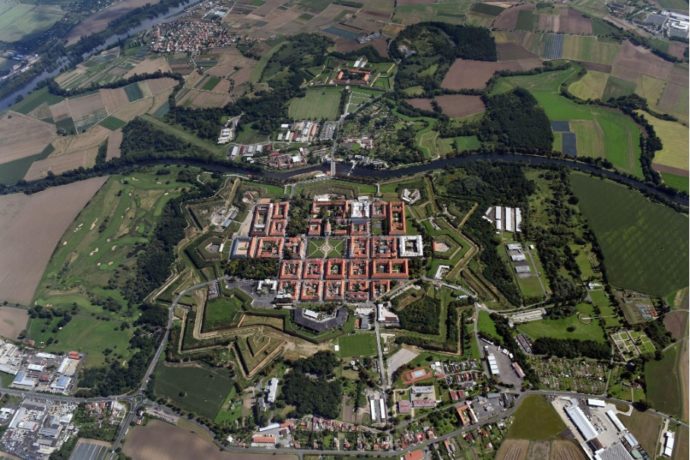 Podzemní prohlídky pevnosti, muzeum města a Josefínské slavnosti!