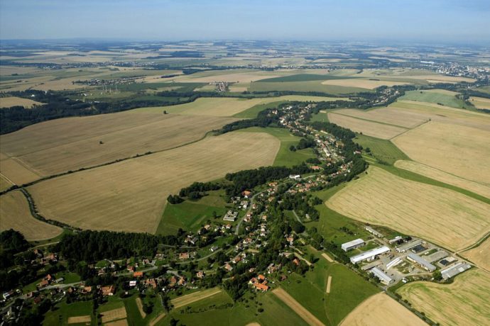 V Čisté u Litomyšle vznikl esovitý vyhlídkový chodník kolem korun dvou lip