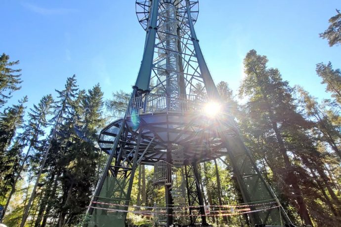 Nová rozhledna u Horní Plané nabízí výhled na šumavské vrcholky