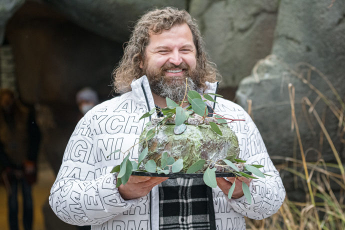 Pekař a cukrář Josef Maršálek připravil dort ve tvaru velké krychle vombatího trusu. Foto Petr Hamerník, Zoo Praha