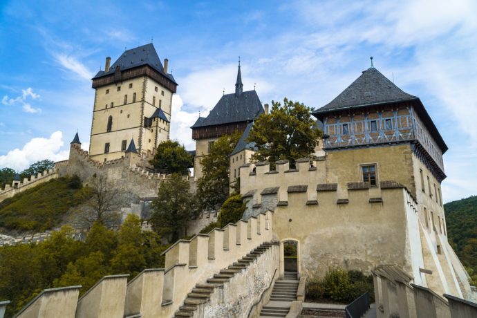 Karlštejn letos dokončí opravy, zpět se vrátí pyramida z kostí v Sedlci