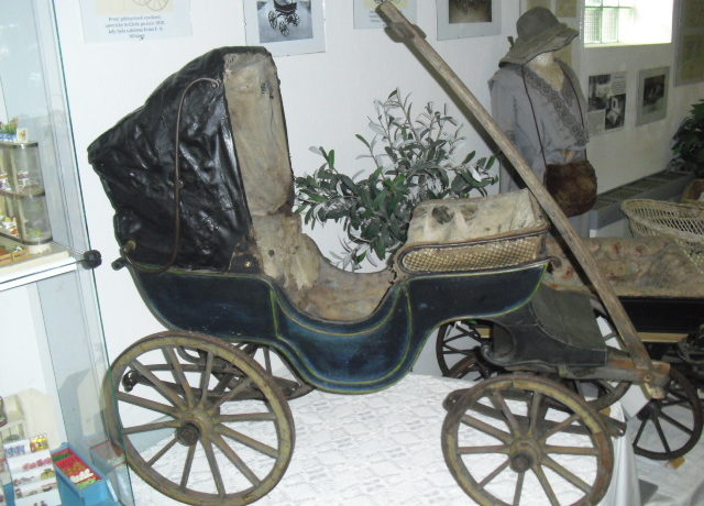 Muzeum starožitných kočárků, panenek a patentních listin
