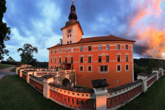 Historie s dotekem umění = Letní sochařský park na zámku Bechyně