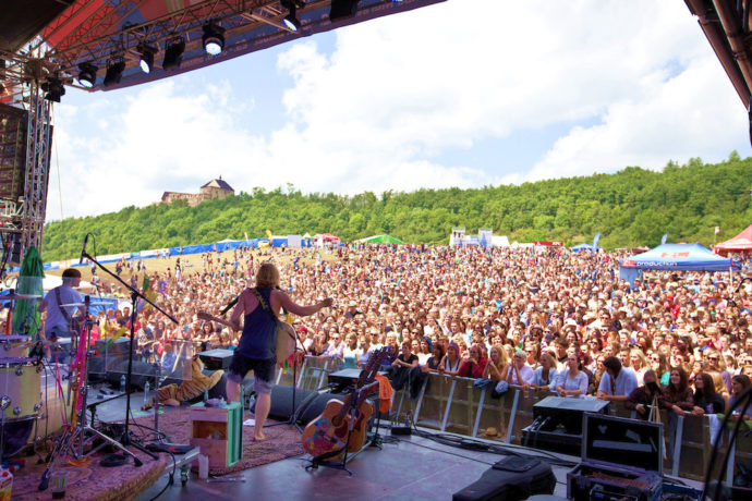 Hudební festival Hrady CZ startuje tento pátek a sobotu na Točníku s kapelami Rybičky 48, Chinaski či Tomášem Klusem
