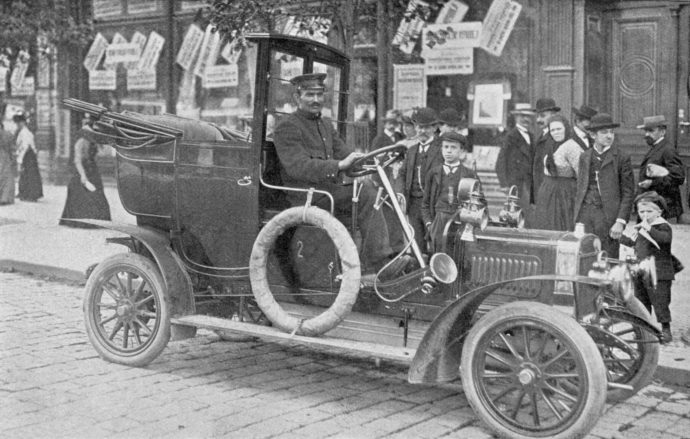 Rok 1907 a Praha má své první taxi. Foto: ©ČTK
