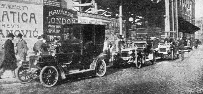 Taxíky značky LAURIN & KLEMENT v roce 1907 před pražským Světozorem. Foto: ©Škoda Auto