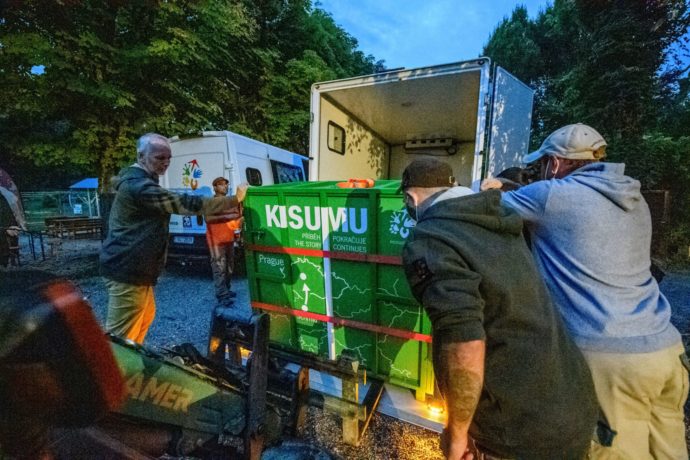  Nakládání přepravního boxu s Kisumem v Zoo Schmiding. Foto: ©Khalil Baalbaki, Zoo Praha 