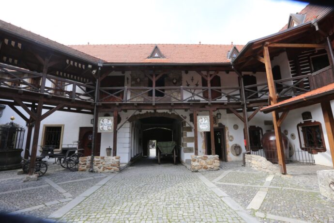 Na oběd využijte zdejší stylovou hradní restauraci Krčma. Foto: ©Hrad Červený Újezd