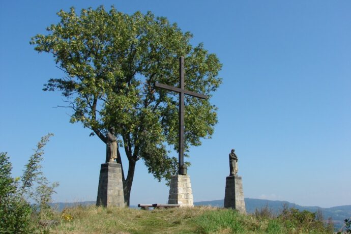 Brada. Skalnatý vrchol s Rumcajsovou jeskyní