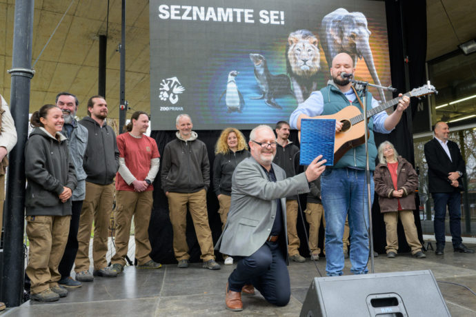 Za účasti patronů jednotlivých zvířecích osobností nové kampaně Seznamte se! zahrál písničkář Pokáč svůj Zoo Song v živé premiéře. O živoucí stojan na text se pohotově postaral moderátor Jan Kovařík. Foto Petr Hamerník, Zoo Praha