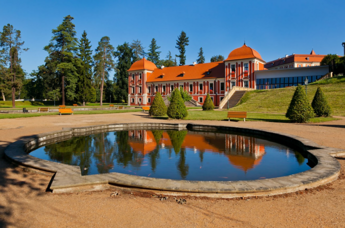 Zámecký park a Palác princů, Ostrov