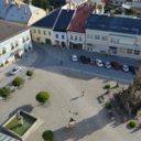 Lešení kolem věže na barokní radnici v Poličce brzy zmizí
