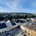 Lešení kolem věže na barokní radnici v Poličce brzy zmizí