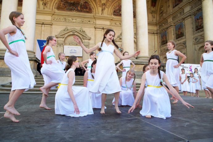 Festival ZUŠ Open zaplní v sobotu Valdštejnskou zahradu hudbou, divadlem i tancem