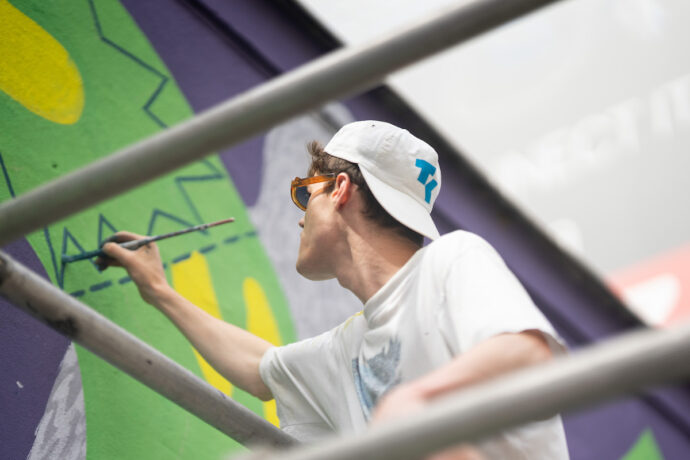 Na zdi holešovického Vnitroblocku vznikl nový mural. Reflektuje odcházení z dětských domovů