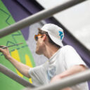 Na zdi holešovického Vnitroblocku vznikl nový mural. Reflektuje odcházení z dětských domovů