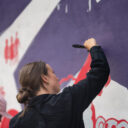 Na zdi holešovického Vnitroblocku vznikl nový mural. Reflektuje odcházení z dětských domovů