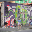 Na zdi holešovického Vnitroblocku vznikl nový mural. Reflektuje odcházení z dětských domovů