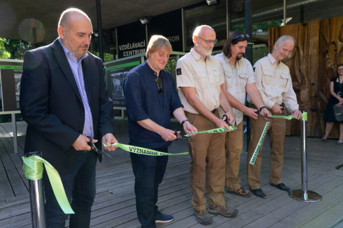 Ve 14 hodin proběhla slavnostní vernisáž výstavy Významné odchovy Zoo Praha. Dvě desítky nejdůležitějších chovatelských úspěchů spolu s dobovými fotografiemi si mohou lidé prohlédnout na terase Vzdělávacího centra. Na snímku zleva: ředitel Zoo Praha Miroslav Bobek, herec a bavič Lukáš Pavlásek, kurátor plazů Petr Velenský, kurátor ptáků Antonín Vaidl a kurátor savců Pavel Brandl. Foto Petr Hamerník, Zoo Praha