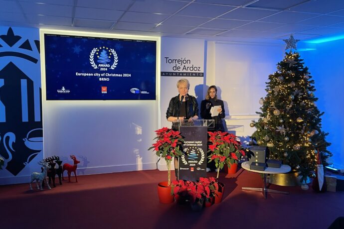 Ředitelka TIC Brno Jana Janulíková a starosta městské části Brno-střed Vojtěch Mencl společně převzali cenu Evropské hlavní město Vánoc 2024 nad 100 tisíc obyvatel.