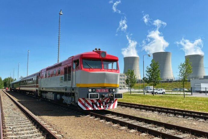 Jízda historického rychlíku z Prahy do jaderné elektrárny Temelín