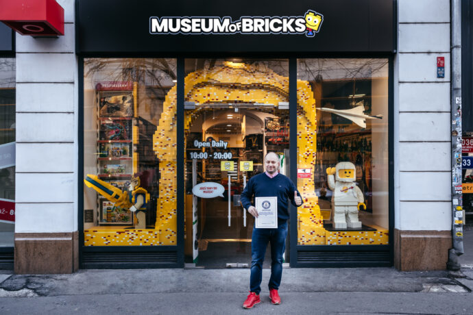 „S radostí vám oznamujeme, že vaše žádost o titul Největší sbírka sad LEGO byla úspěšná a jste nyní držitelem titulu Guinnessův světový rekord!“