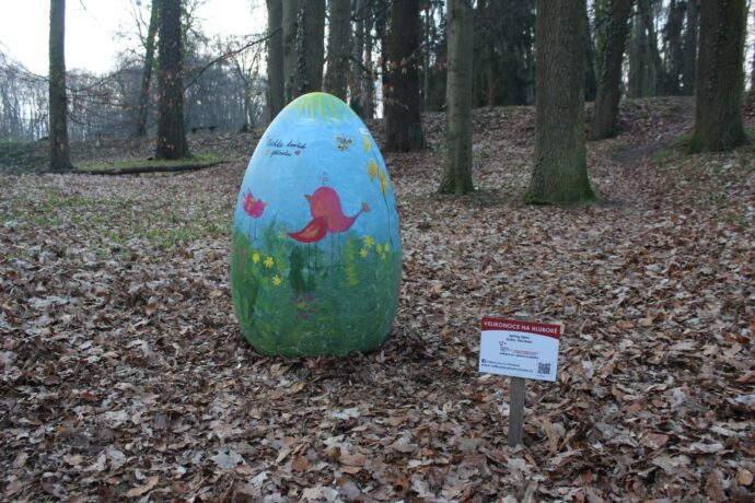 Stezka za obřími kraslicemi na zámku Hluboká nad Vltavou