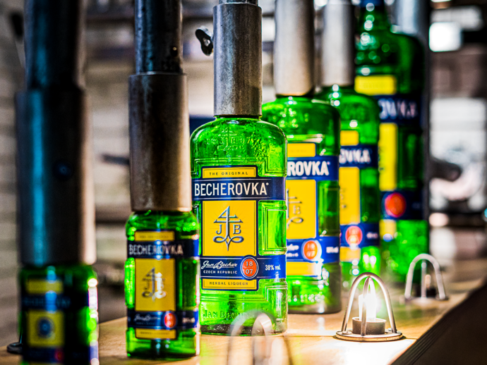 Přijďte 18. května 2024 do návštěvnického centra The Home of Becherovka na netradiční večerní prohlídky
