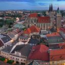 Pohled na chrám sv. Bartoloměje se zvonicí. Foto: ©Mííra Lachec