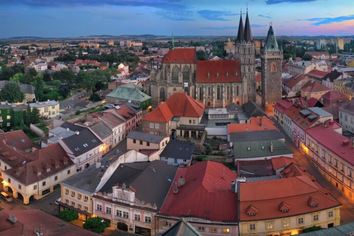 Pohled na chrám sv. Bartoloměje se zvonicí. Foto: ©Mííra Lachec