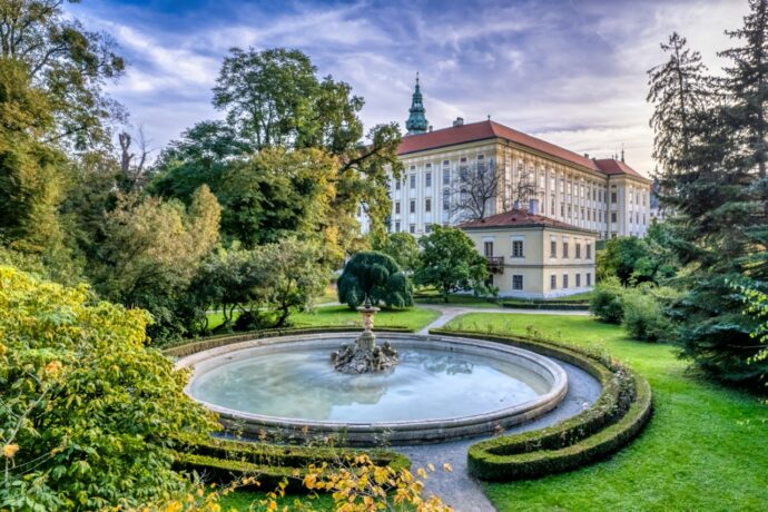 Kroměříž vzdá hold Miloši Formanovi a oscarovému snímku Amadeus sérií open-air představení Velká noční hudba