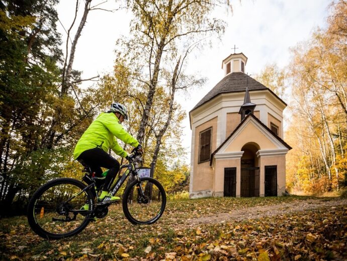 Vydejte se po cyklotrasách třeba na nedaleký hrad Roštejn