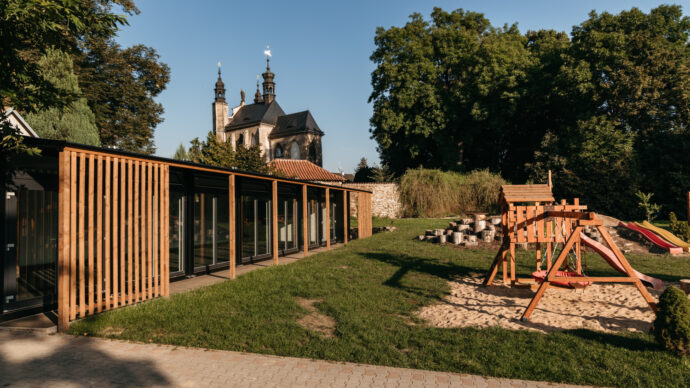 Příjemné počasí si užijete na zahradě s dětským hřištěm plným atrakcí. Foto: ©Museum of Brick