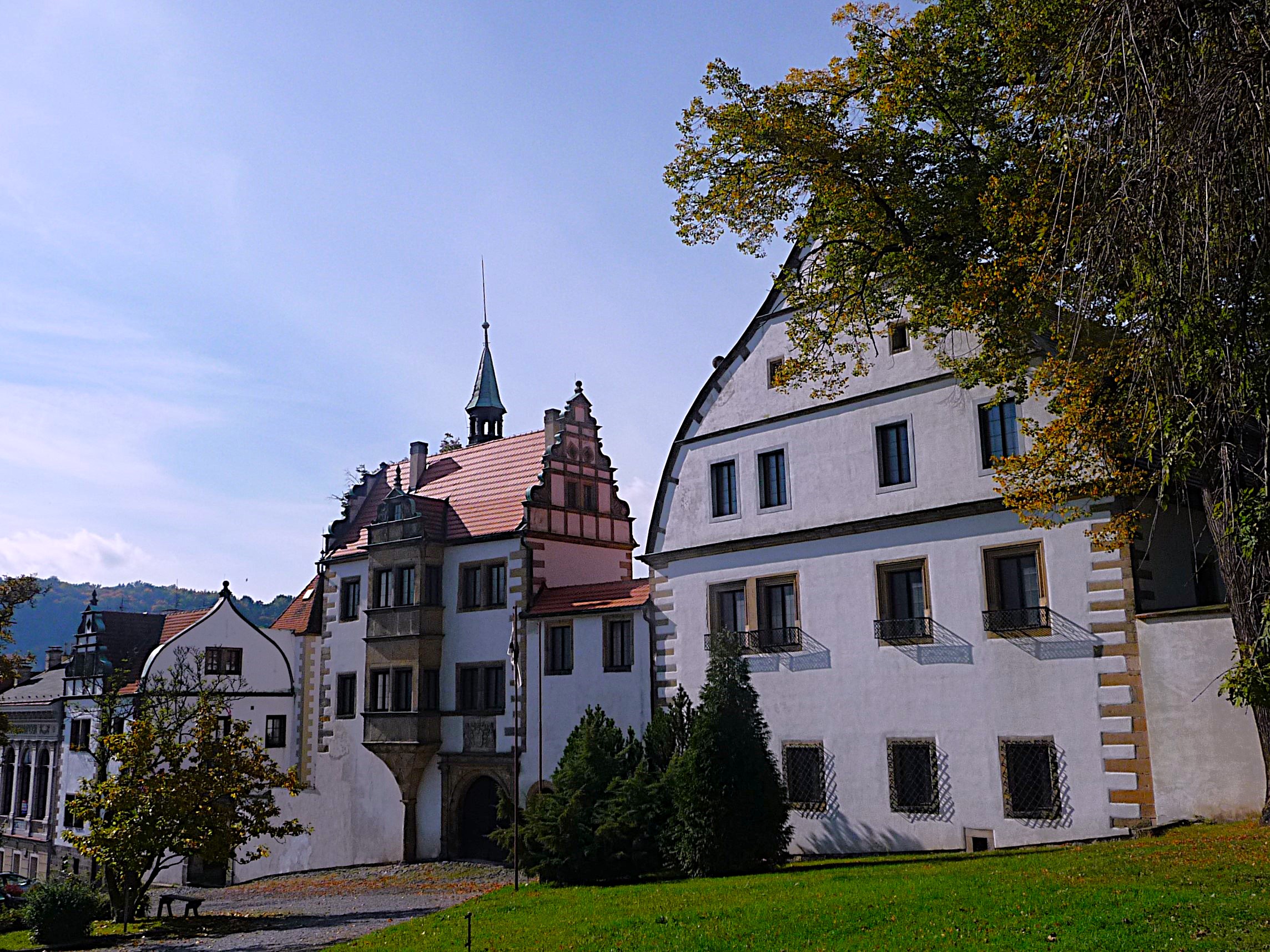 Dolní zámek