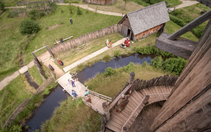 Areál Historického parku Bärnau-Tachov obohacuje archeodílna a jedinečná stavba dvorce z doby Karla IV.