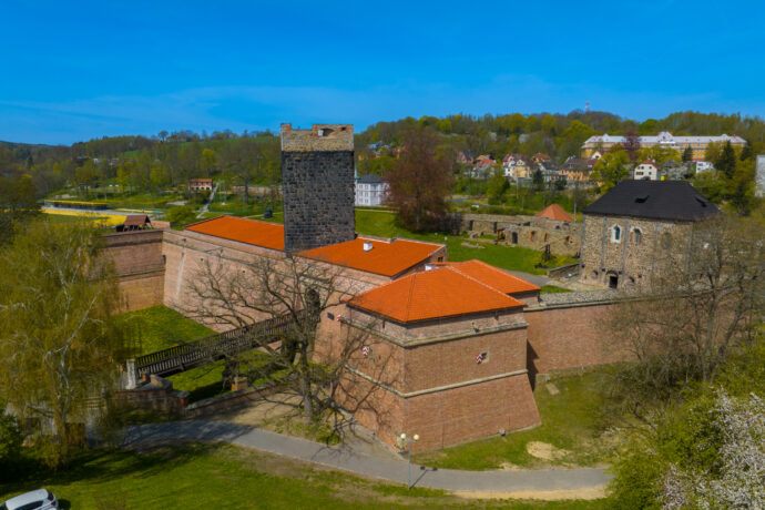 Hrázděné domy, historické krovy a hrad, který je jedinou štaufskou císařskou falcí v Česku. To je Cheb
